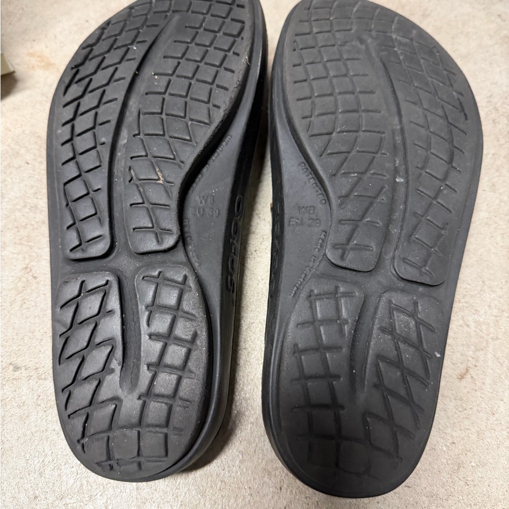 OOFOS Women's Black and Red Sandals Collection - Picture 10 of 11